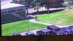 ФБР показало запись, на которой подозреваемый в убийстве Чарли Кирка сбегает по крыше.