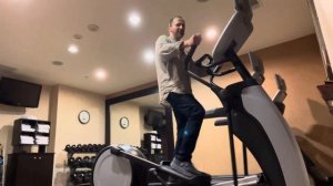 Самый лучший тренажёр в тренажерном зале - эллиптический тренажёр - имитация ходьбы на лыжах.