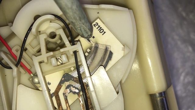 Ремонт топливного модуля. Прочистка клапана бензонасоса и датчика топлива. ВАЗ-2110 16 клапанов.