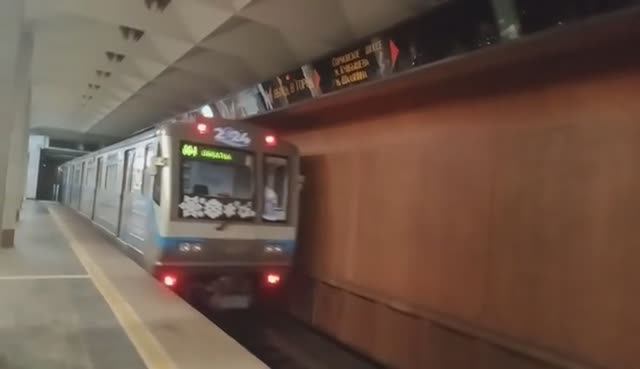 Нижегородское метро. Смена направления на станции "Бурнаковская" смотреть онлайн