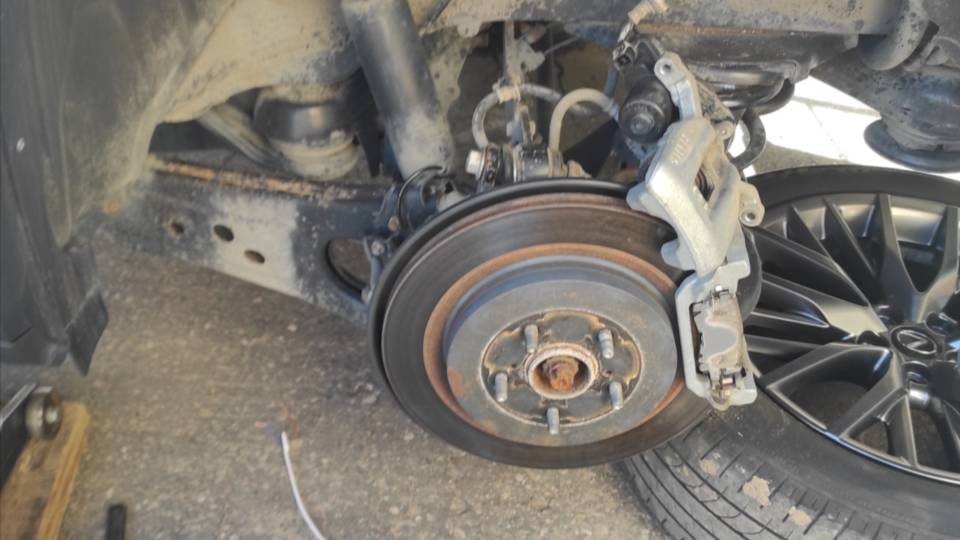 Замена задних тормозных колодок с электроручником и тормозных дисков Lexus RX350 200t 4G 2016-2022 смотреть онлайн