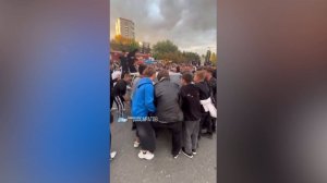 У ТЦ в Саратове больше сотни подростков раскачивали и прыгали по крышам авто
