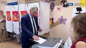 Губернатор Воронежской области зашел с цветами в один из избирательных участков Советского района