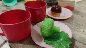 играем в детскую посудку, готовим из игрушечных продуктов