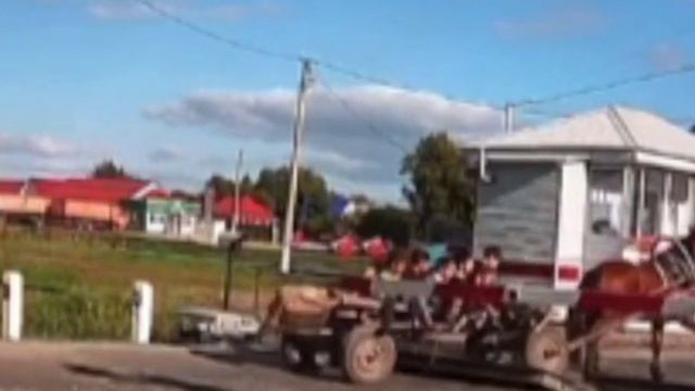 Повозка детей с цыганятами которые хотели проскочить через ЖД переезд )