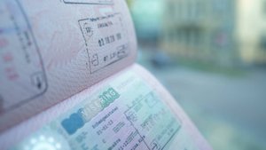 Евросоюз готовит новые визовые ограничения для россиян