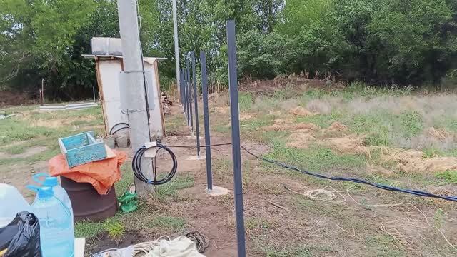 Забетонировал столбы для забора . Сейчас буду приваривать поперечные к столбам .