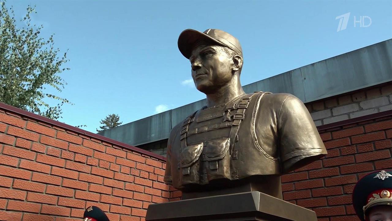 В Казани открыли памятник Герою России, подполковнику Сергею Чебневу