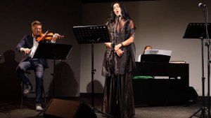 Юлия Гордина исполняет песню "Москвичи".Скрипка — Александр Барклянский.Фортепиано — Надежда Котнова