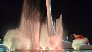 Световодомузыкальное шоу фонтана в чаше Олимпийского огня...