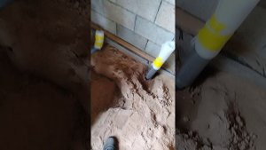 Засыпка канализационных труб внутри дома.
