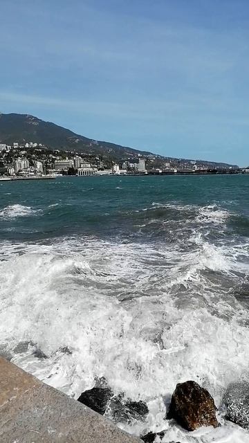 Ялта. Волны. Красиво)