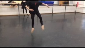 БАЛЁНЭ-купэ АССАМБЛЕ-сисон семпль ан ТУРНАНТ