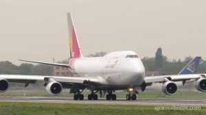 Грузовой Боинг 747 авиакомпании Азиана выруливает на исполнительный перед вылетом из Алматы.