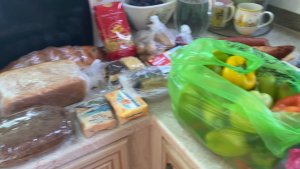 Покупки продуктов и одежды на рынке и в магазинах🛍️🛒🍞🥖🧀🥚🌶️🥒🍅👖🧥👚