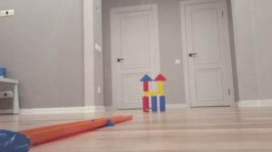 МАШИНКИ сбивают кубики. ЗАНИМАТЕЛЬНОЕ ВИДЕО для малышей.