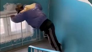 Сосед расслабляется. Юмор, прикол, сосед навеселе смотреть видео