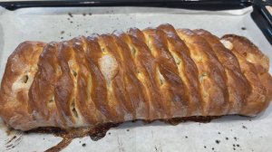 Пеку его сейчас каждый день. Быстро и вкусно. Нежное творожное тесто плюс сочная яблочная начинка