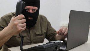 Мошенники после блокировки в мессенджерах стали звонить на стационарные телефоны