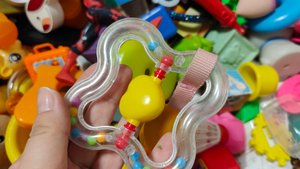 играем в детскую погремушку для малышей