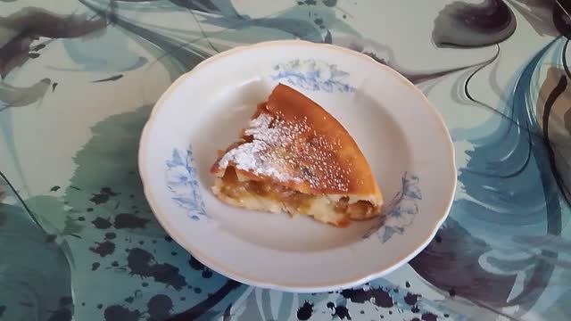 Пирог на кефире с вареньем.