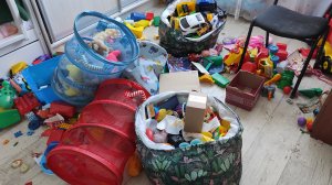 играем в игрушки в детской комнате