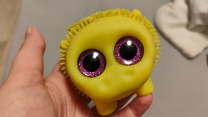 играю в светящуюся игрушку антистресс для детей