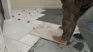 Укладка керамогранита  на открытом балконе.