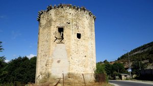 К Чоргуньской  башне 14 века по реке Черная. Севастополь.