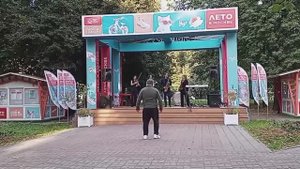 Москва. Выступление в парке города. Осень.