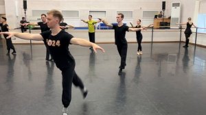 Гранд батман на середине зала