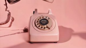 Красивый клип модель в розовом мире нейросеть.