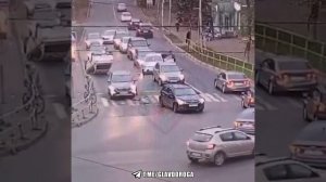 Таксист выкрутил руль и въехал в Леху