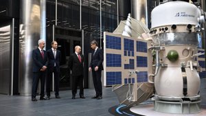 Владимир Путин осмотрел космические аппараты в новом Национальном космическом центре, 13 сентября