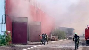 Мощный пожар охватил цех фанерного комбината на тысячи квадратных метров в Иркутской области
