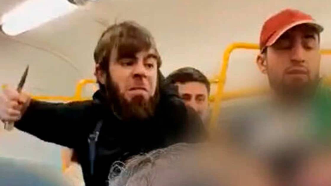 Мужчины с ножом напали на контролеров в подмосковной электричке
