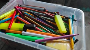 играем в детские карандаши и фломастеры