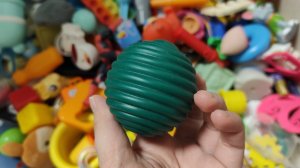 играем в разноцветные тактильные мячики для малышей