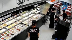 Огромный шкаф едва не расплющил маленькую девочку