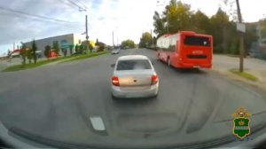 В Калуге автомобилист сбил мотоциклиста без прав