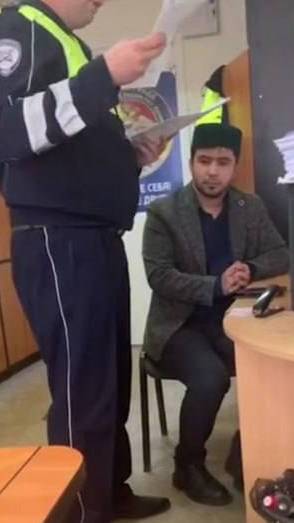 Неработающий мигрант на "Опеле" специально держал низкую скорость и не пропускал скорую помощь !!!