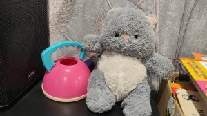 плюшевый котенок пьет чай