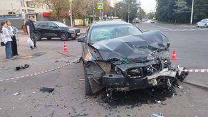 Водитель, скрываясь от полиции, протаранил авто и влетел в веранду кафе