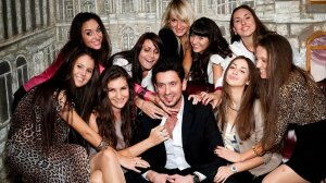 Один мужчина и 60 женщин🤦😱