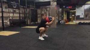 Разгибание грудного отдела с мячом в позиции полного седа|Bottom Squat medball thoracic extension