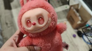 играю в мягкую игрушку лабубу для детей