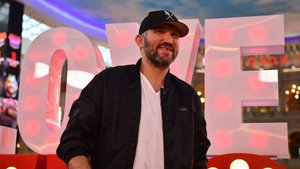 Овечкину подарили уникальный смартфон в честь его рекорда по голам в НХЛ