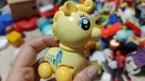 играю в заводную игрушку единорога для малышей