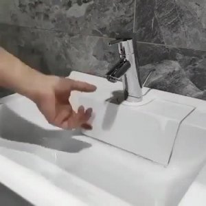 Раковина со скрытым сливом.