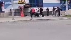 Драка у перекрестка